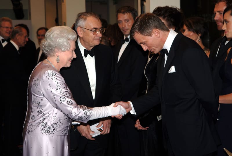 Královna Alžběta II. ve společnosti představitele Jamese Bonda – Daniela Craiga.
