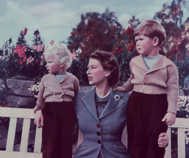 Královna Alžběta II. se svými dětmi v Balmoralu
