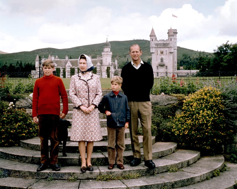 Královna Alžběta II. a princ Philip se svými syny v Balmoral