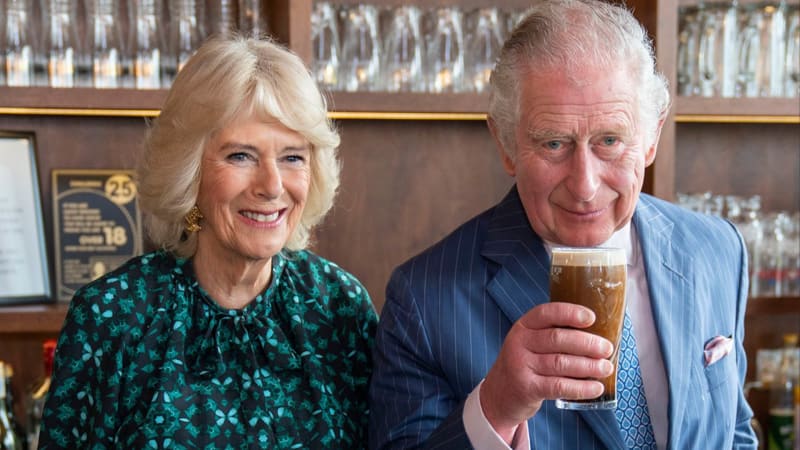 Camilla a Charles při ochutnávce piva