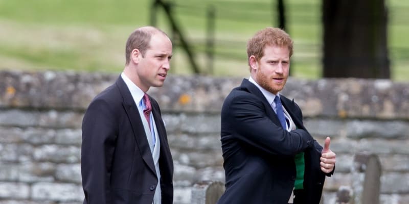 Princ Harry a princ William truchlí po zesnulé babičce.