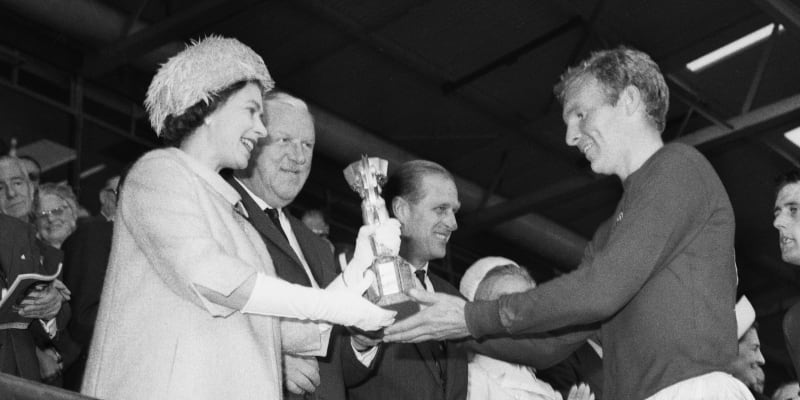 Trofej mistrům světa v roce 1966 předala Alžběta II.
