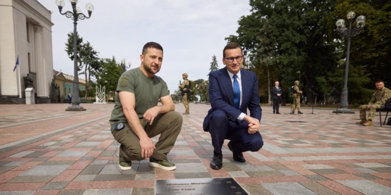 Volodymyr Zelenskyj představil dvě tabulky v Aleji odvahy