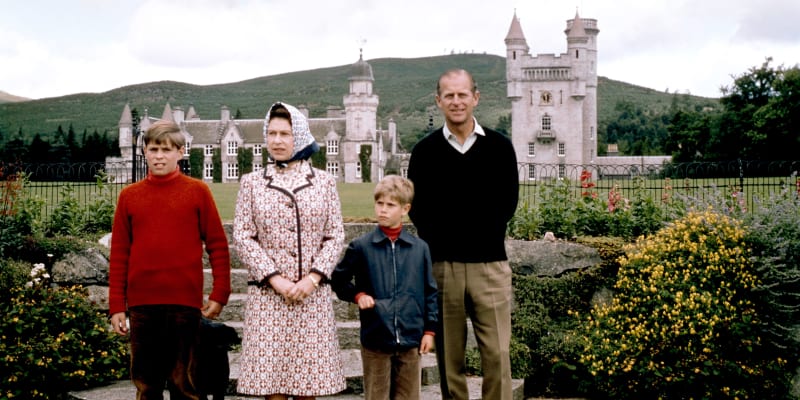 Královna Alžběta II. a princ Philip se svými syny v Balmoral