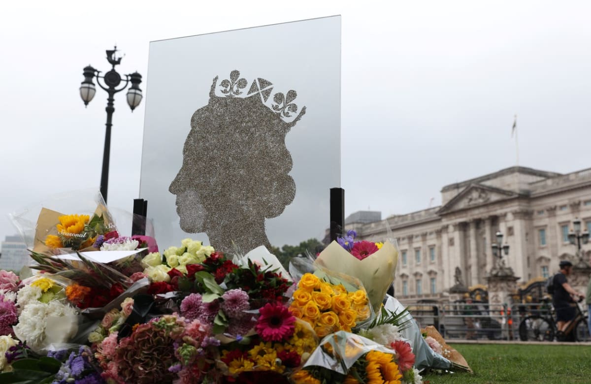 Británie truchlí po úmrtí královny Alžběty II.