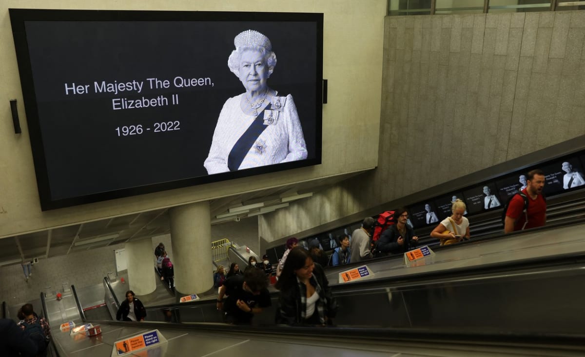 Británie truchlí po úmrtí královny Alžběty II.