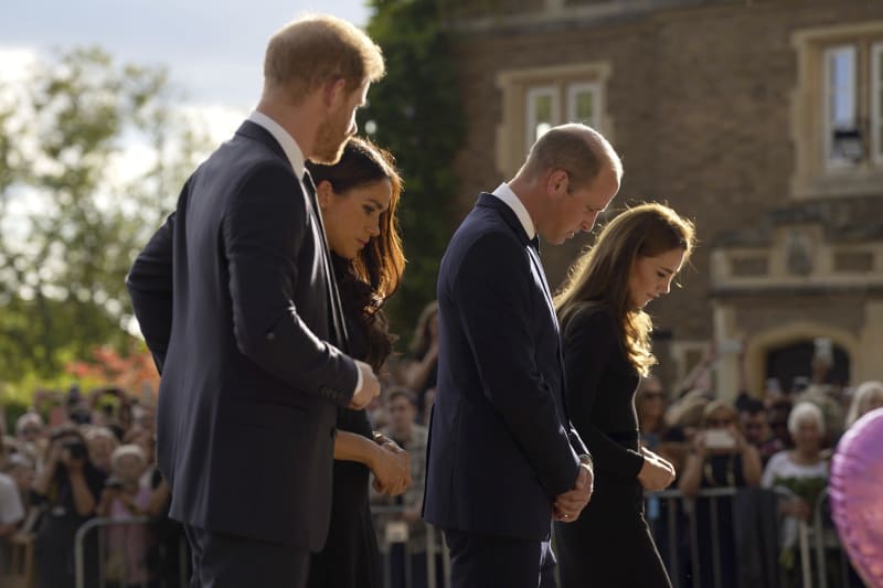 Princ William a Harry s chotěmi přišli uctít památku královny.