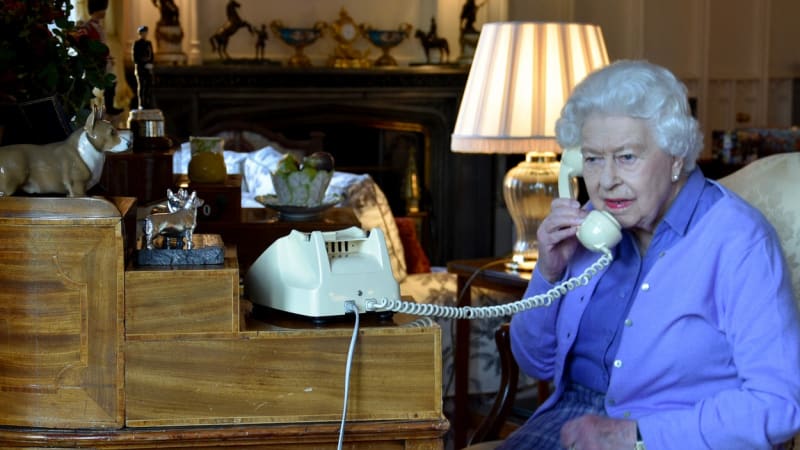 Alžběta II. a technologie. Učila Brity telefonovat, ovládala internet i sociální sítě