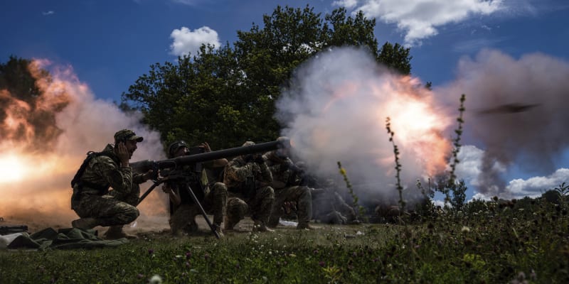 Ukrajinci u Charkova pálí z kanónu SPG-9.