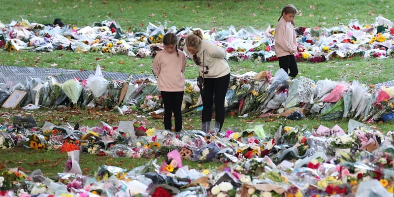 Velká Británie truchlí za královnu Alžbětu II. Londýnský Green Park zaplavily květiny.