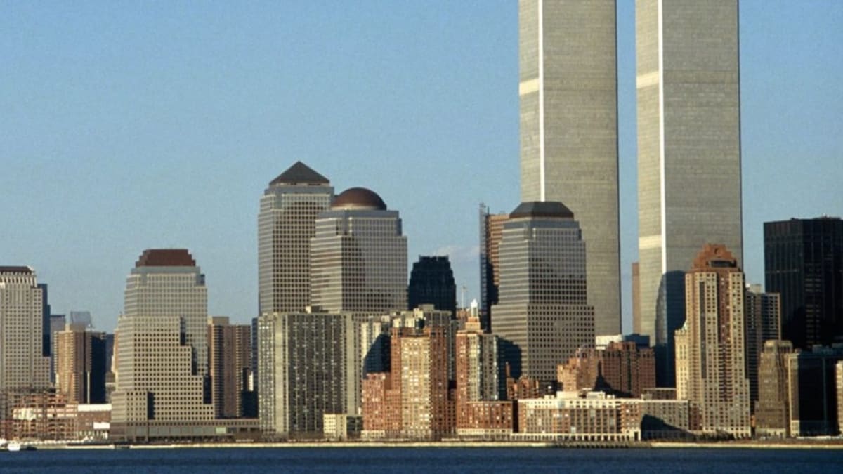 Charakteristická silueta dolní části Manhattanu, jak ji lidé znali před 11. zářím 2001.