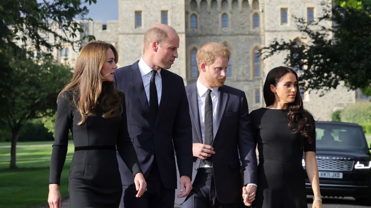 Princové William a Harry se svými manželkami u hradu Windsor.