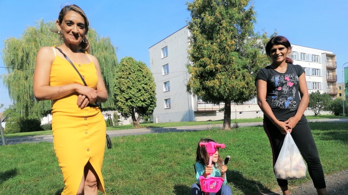 Imigranti v Osoblaze., slovenští Romové. Nějaký čas žili  i ve Velké Británii. Irena G. (vpravo) má čtyři děti, na jídlo jí musí rodině stačit asi tři tisíce korun měsíčně.