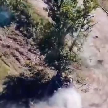 Ruský tank při úprku narazil do stromu. (11. září 2022)