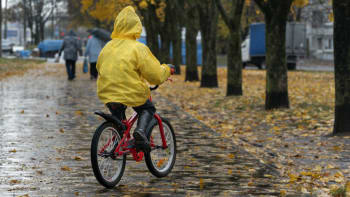 Zamračené a deštivé počasí v Česku čekejte i o víkendu, lehce se však oteplí. Kdy?