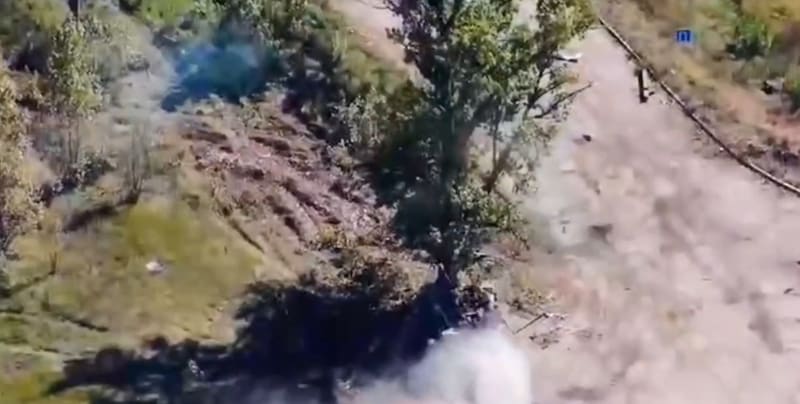 Ruský tank při úprku narazil do stromu. (11. září 2022)