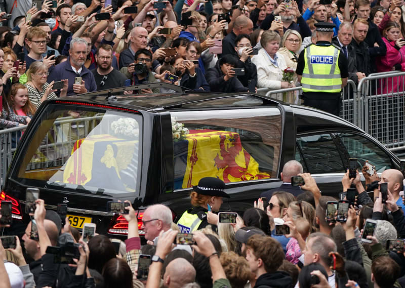 Na příjezd rakve s královnou Alžbětou II. čekaly v Edinburghu tisíce lidí. (11. září 2022)