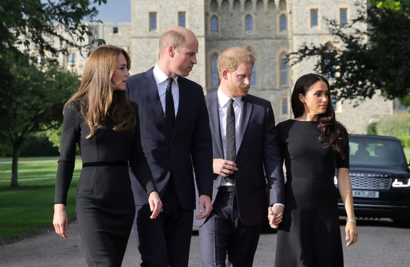 Princové William a Harry se svými manželkami u hradu Windsor.