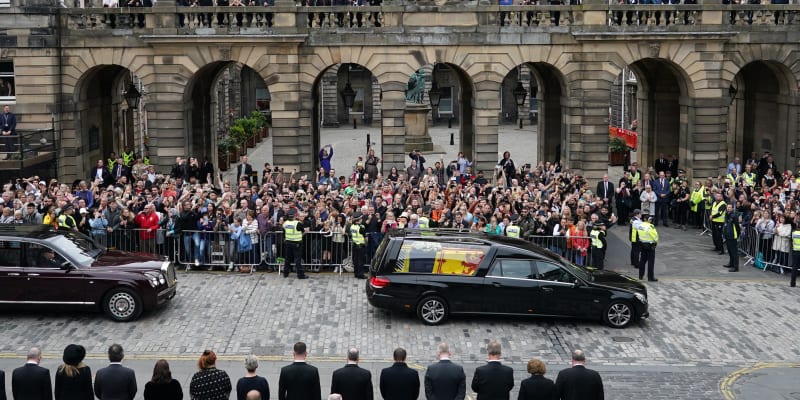 Rakev s královnou Alžbětou II. přijela do Edinburghu, ve městě čekají davy lidí.