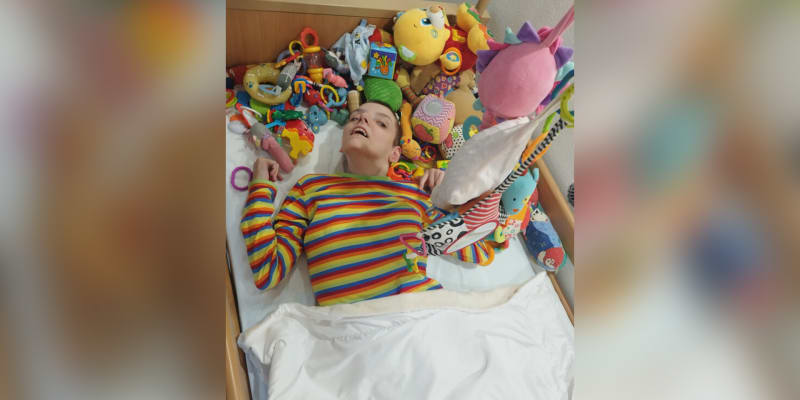 Dnes 22letá Anežka se narodila předčasně. Je upoutaná na lůžko a trpí silnými epileptickými záchvaty.