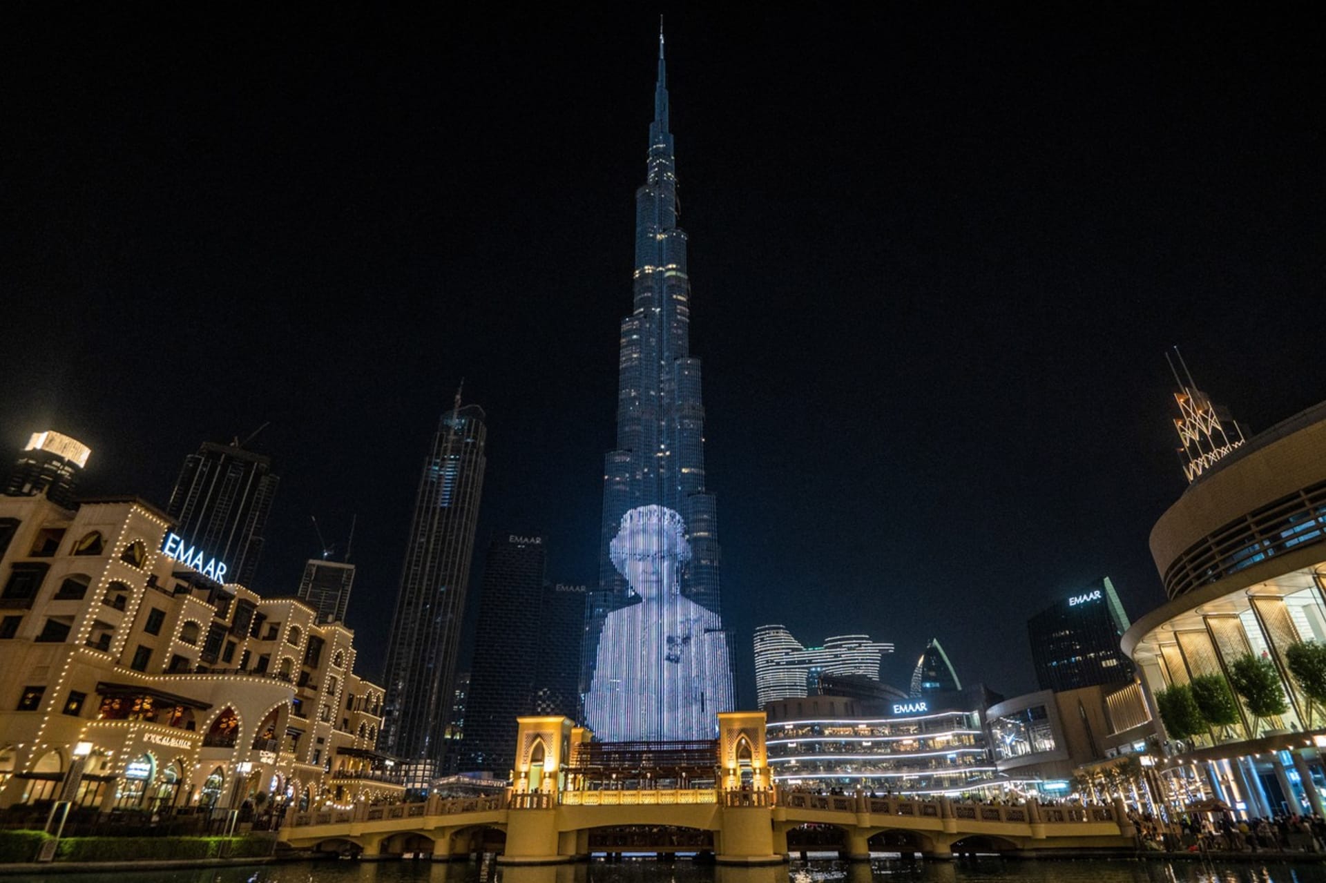 Nejvyšší budovu světa osvětluje portrét Alžběty II. i vlajka Spojeného království.