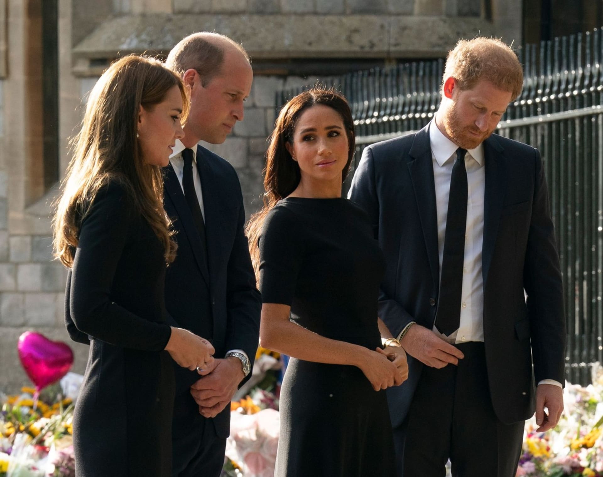 Princové William a Harry se svými manželkami Kate a Meghan před hradem Windsor.