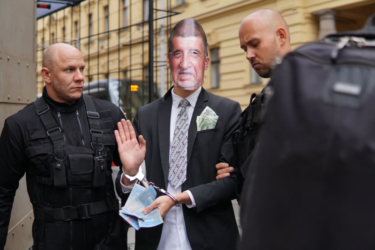 Falešného Andreje Babiše odvedli před pražským městským soudem v poutech. 