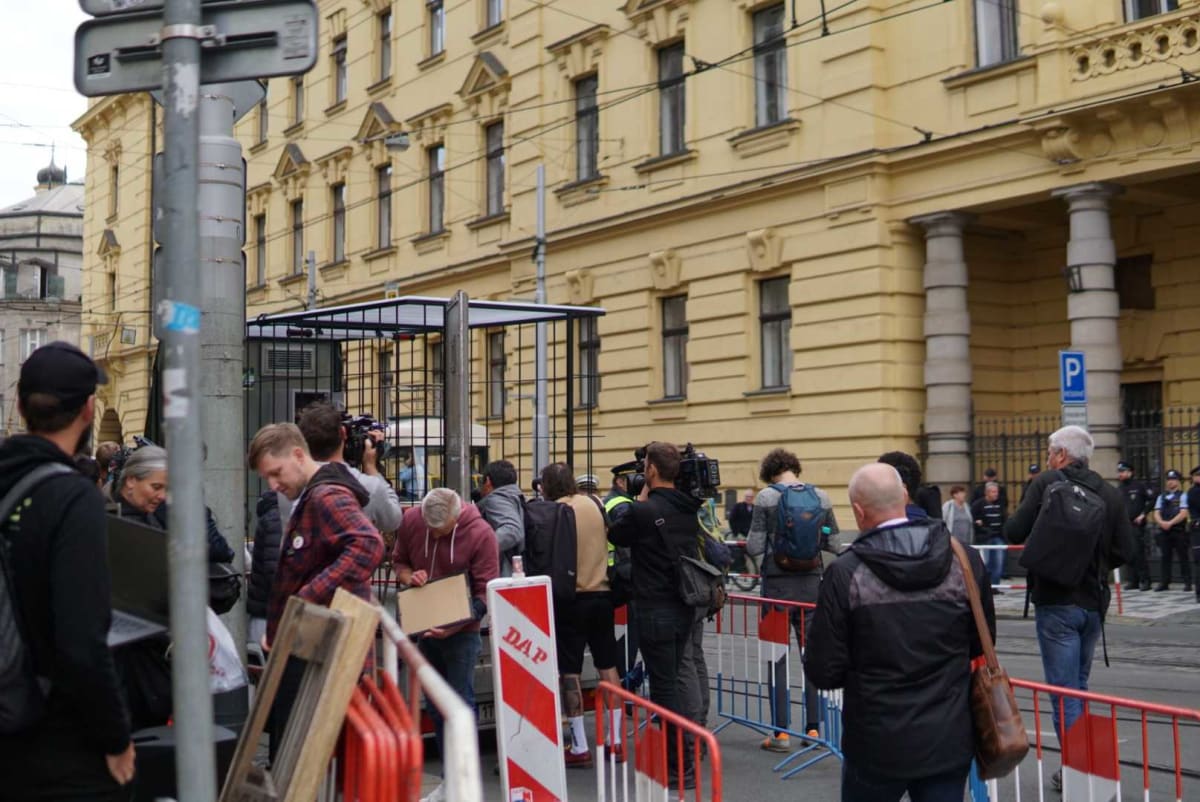 Odpůrci Andreje Babiše (ANO) přistavili před budovou soudu pojízdnou celu. (12. 9. 2022)