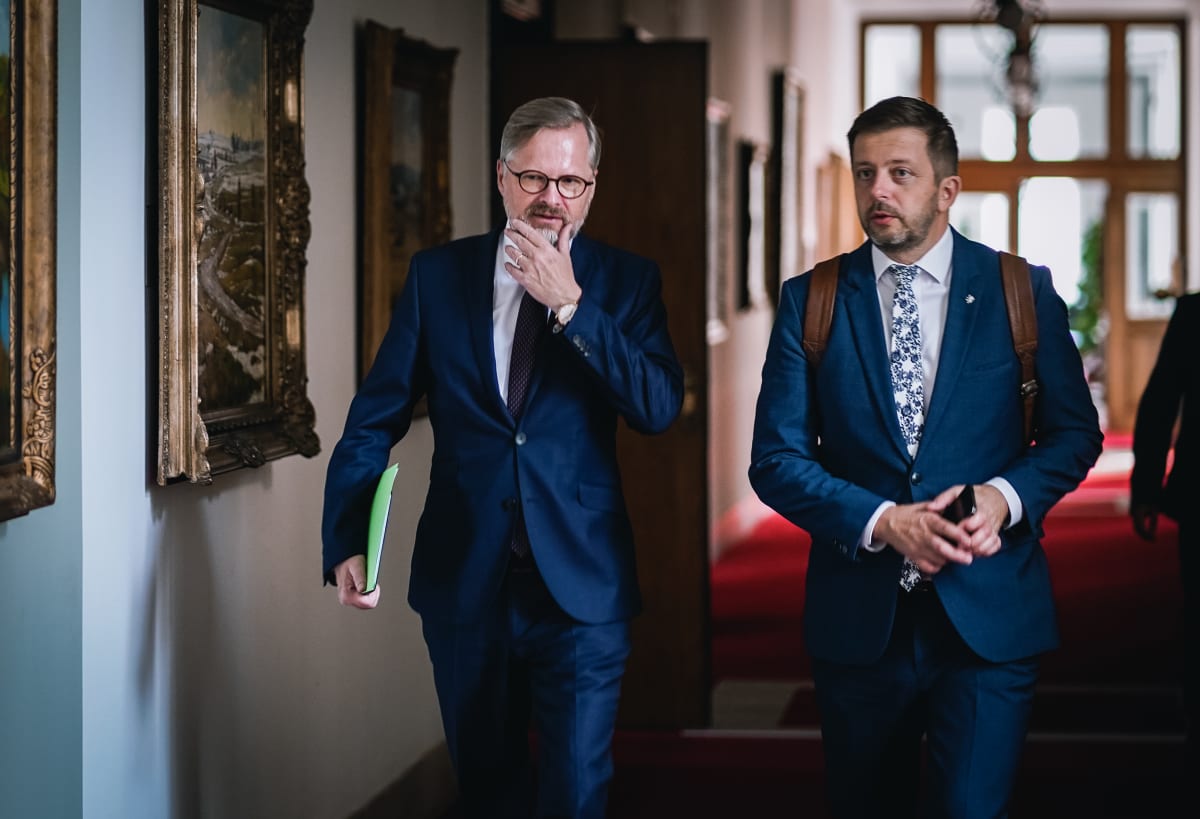 Premiér Petr Fiala (ODS) a ministr vnitra Vít Rakušan (STAN) přichází na mimořádnou schůzi vlády kvůli energetické krizi.