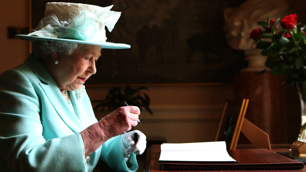 Královna Alžběta II. za pracovním stolem