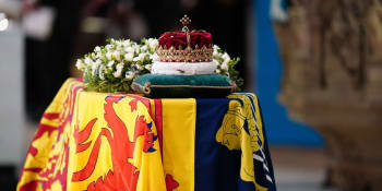 Královnina rakev zůstává v edinburské katedrále. Rodina odjela, loučit se může veřejnost
