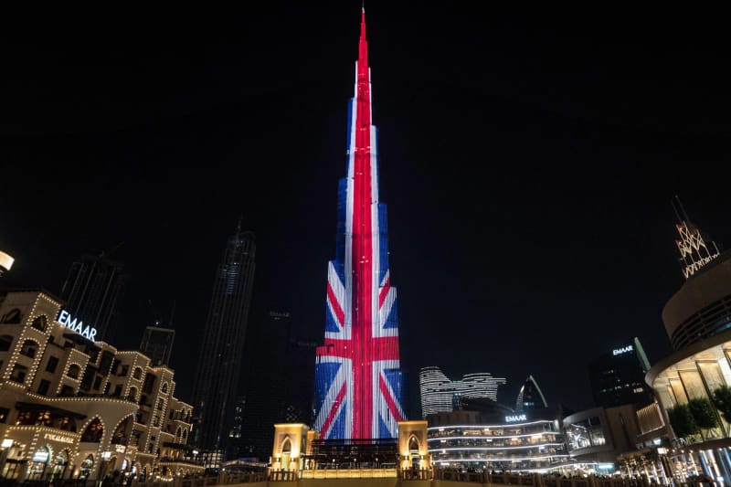 Nejvyšší budovu světa osvětluje portrét Alžběty II. i vlajka Spojeného království.