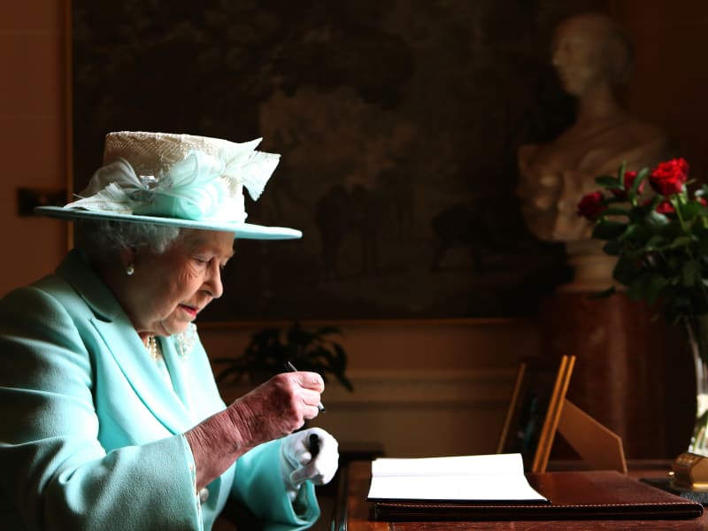 Královna Alžběta II. za pracovním stolem