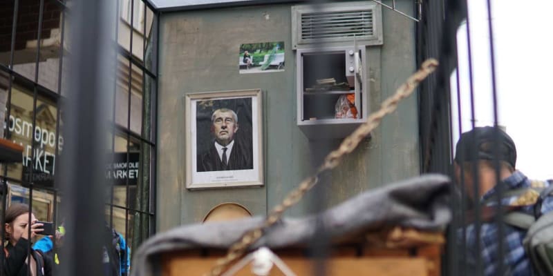 Září 2022: Odpůrci Andreje Babiše přivezli před budovou soudu celu s jeho portrétem.