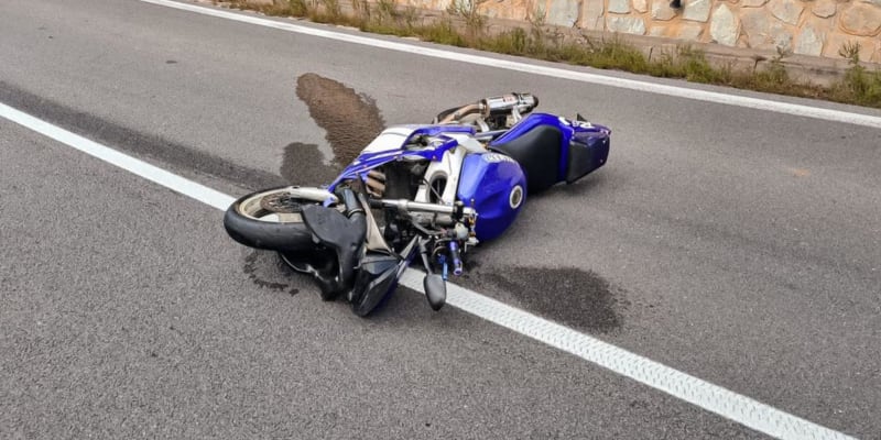 Třiadvacetiletý motorkář zemřel při dopravní nehodě.