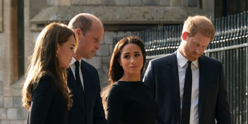 Princové William a Harry se svými manželkami Kate a Meghan před hradem Windsor