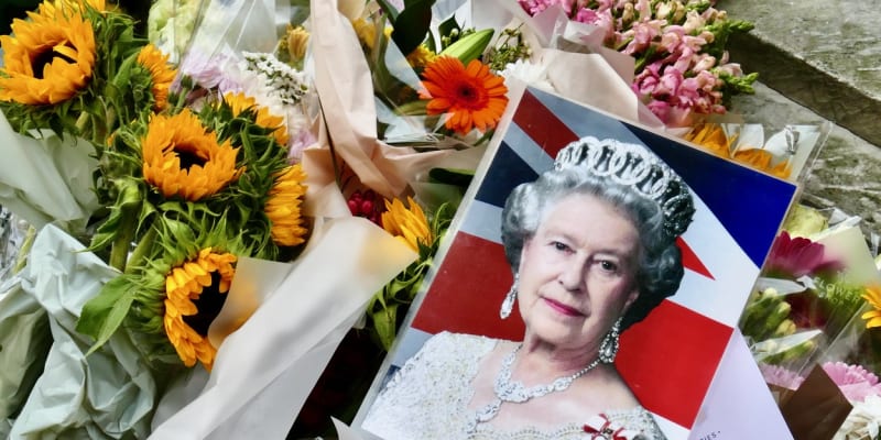 Celá Británie truchlí za královnu. Pietní místa zaplavují květiny, ale také nejrůznější dary. 