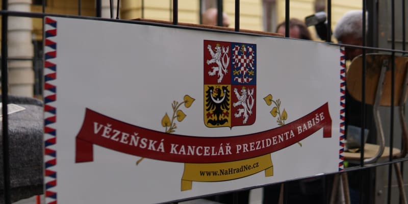 Před budovou pražského městského soudu se objevila pojízdná cela i s mužem s maskou expremiéra Andreje Babiše (ANO). 