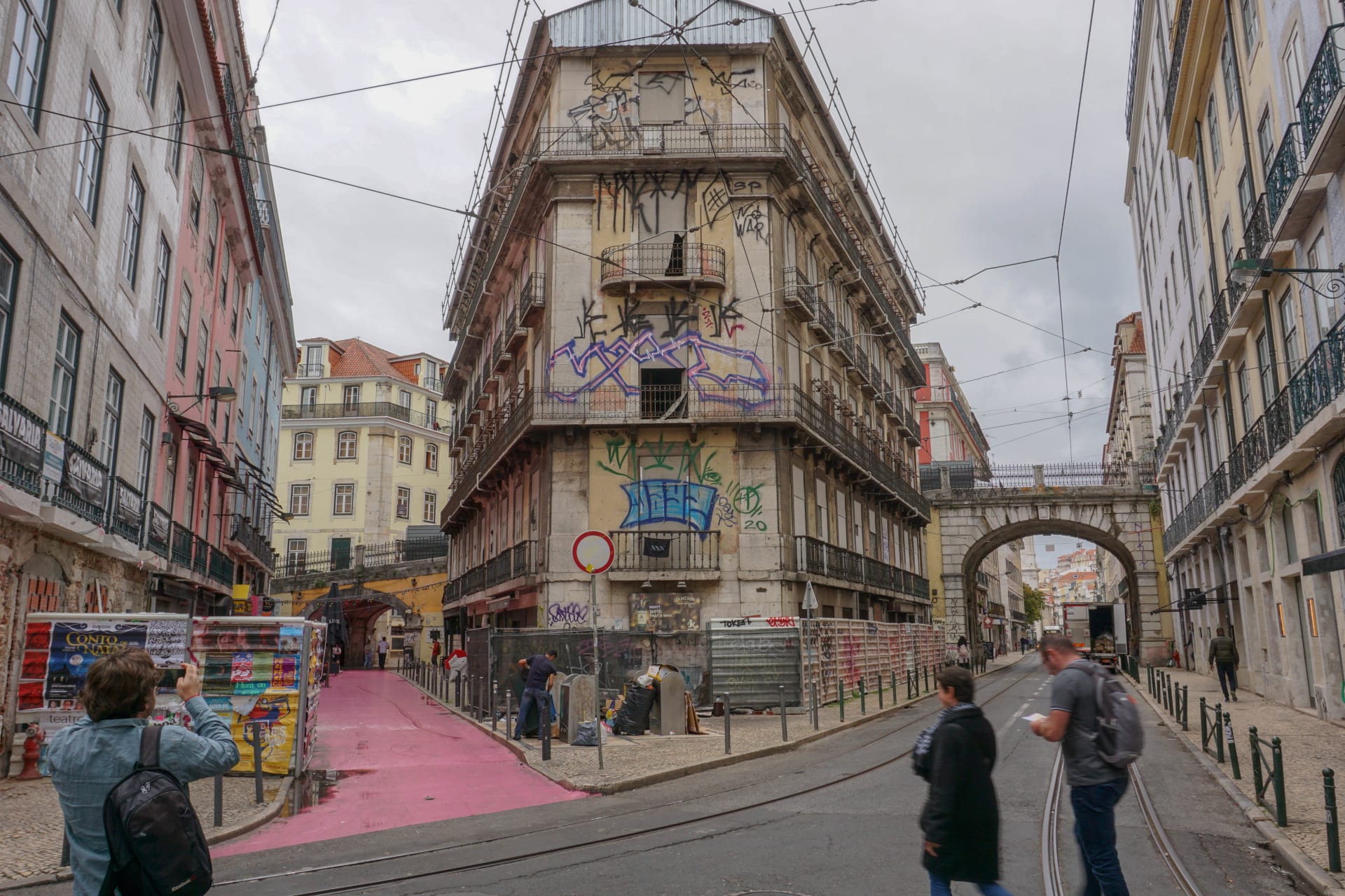 Lisabon nabízí spoustu pestrobarevných uliček.