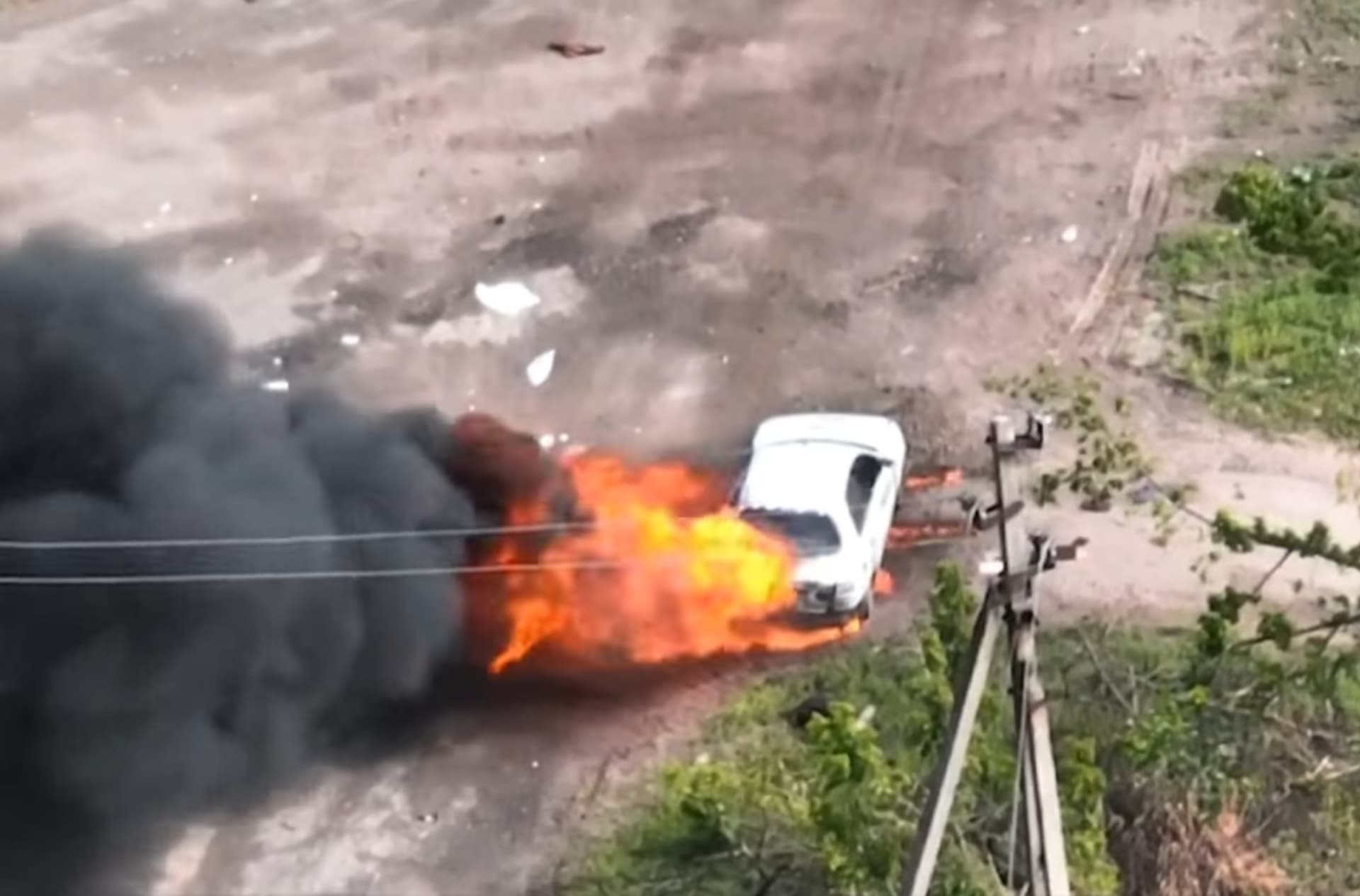 Rusové prchali v kradeném autě. Vozidlo zasáhla ukrajinská raketa.