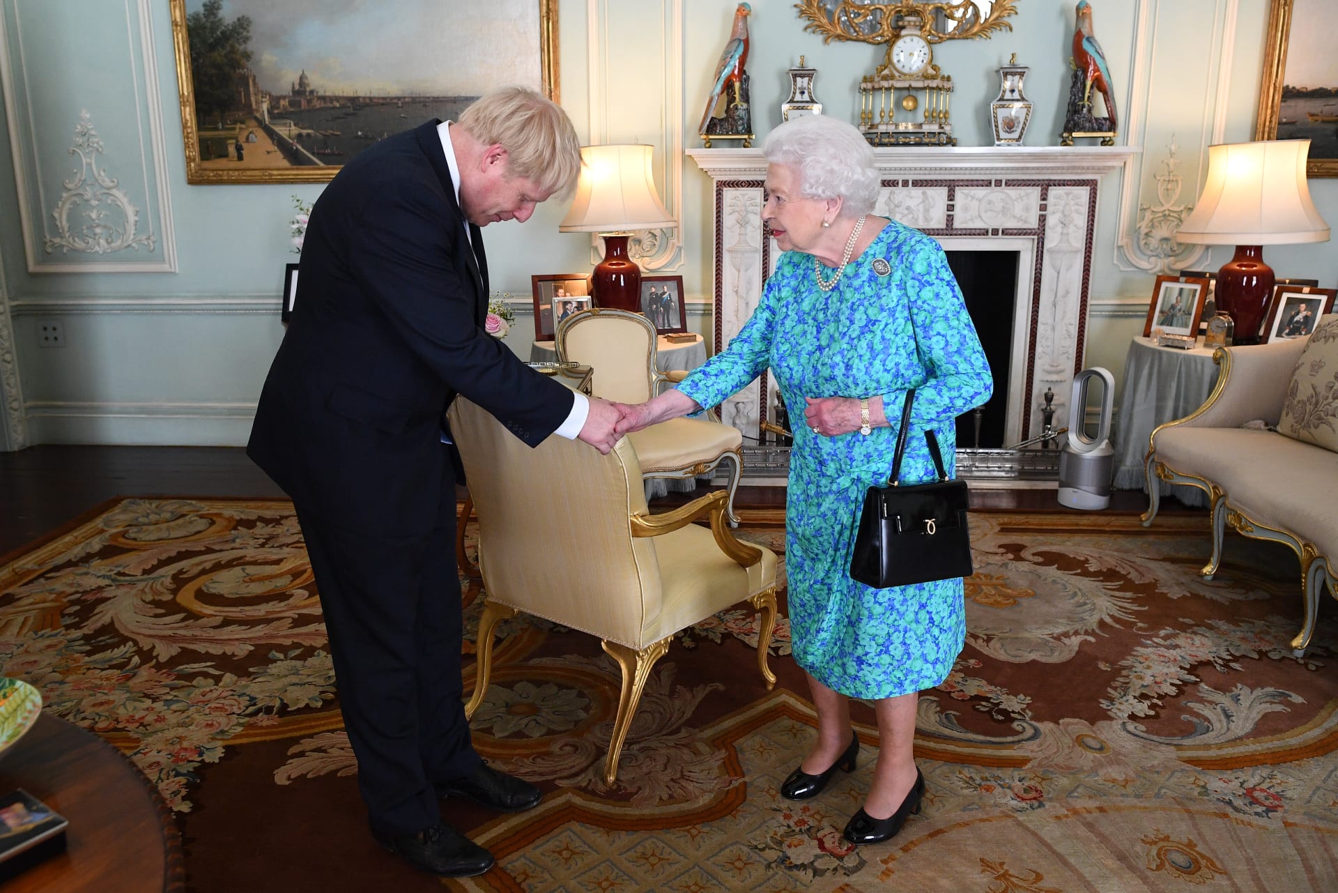 Královna Alžběta a Boris Johnson