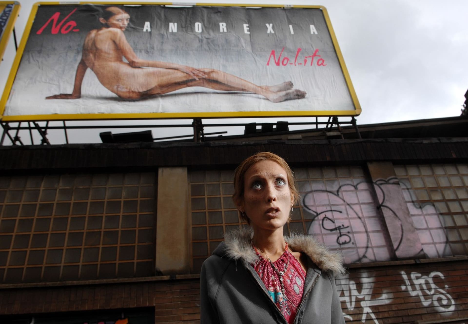 Bilboardy se na veřejnosti objevily ve stejnou dobu, kdy zrovna v Itálii probíhal Fashion Week, aby upozornili na problematiku anorexie v modelingu.