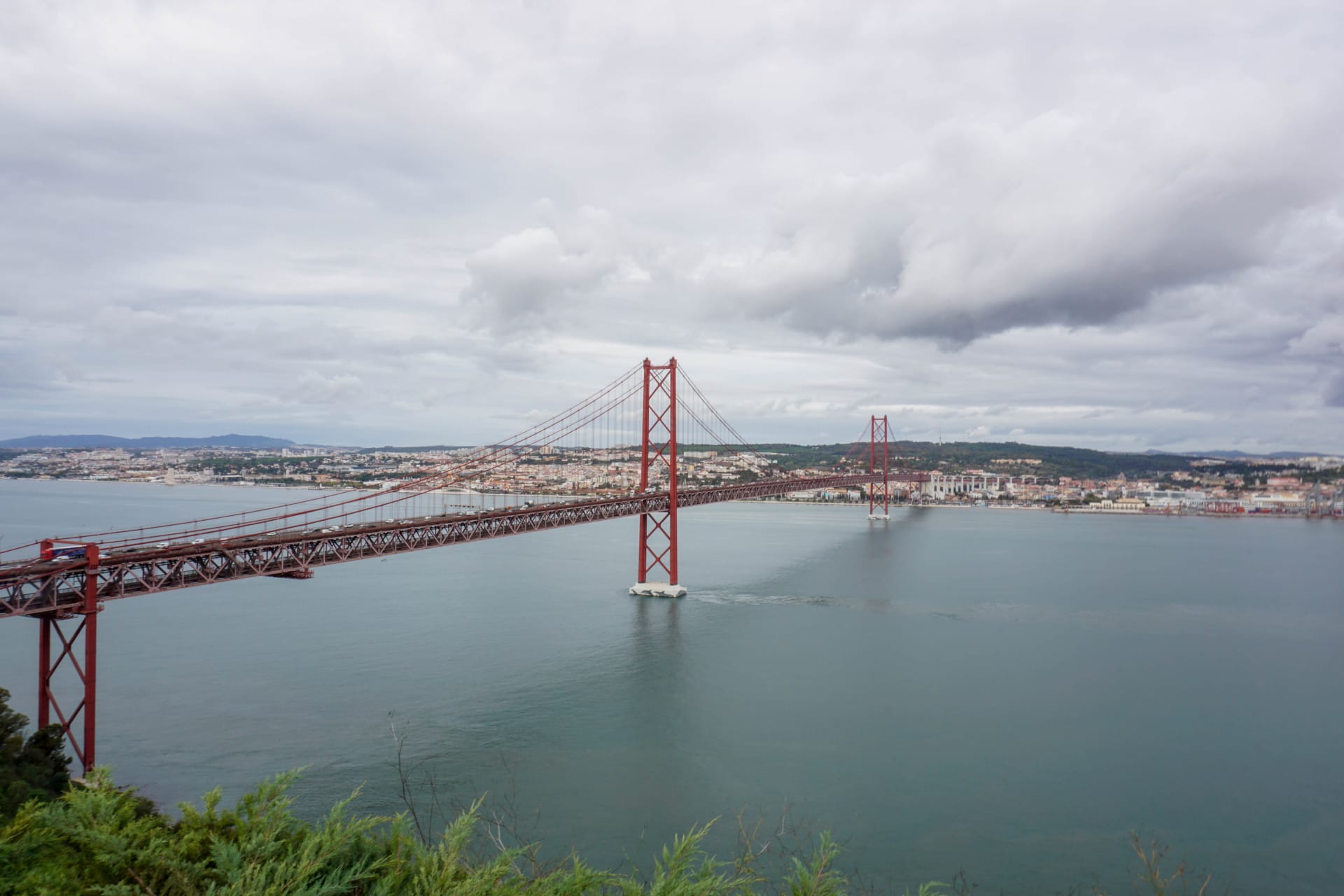 Ponte 25 de Abril neboli Most 25. dubna spojuje Lisabon a Almadu.