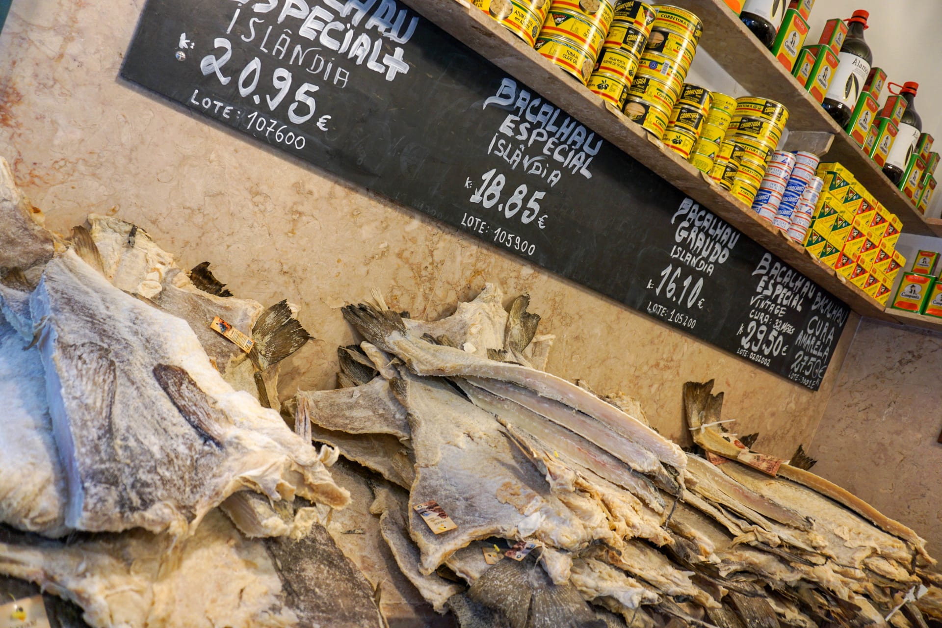 Ryby mají na portugalskou kuchyni velký podíl. Zejména pak tresky. Tu Portugalci prodávají i jako sušenou, která však poměrně čpí.