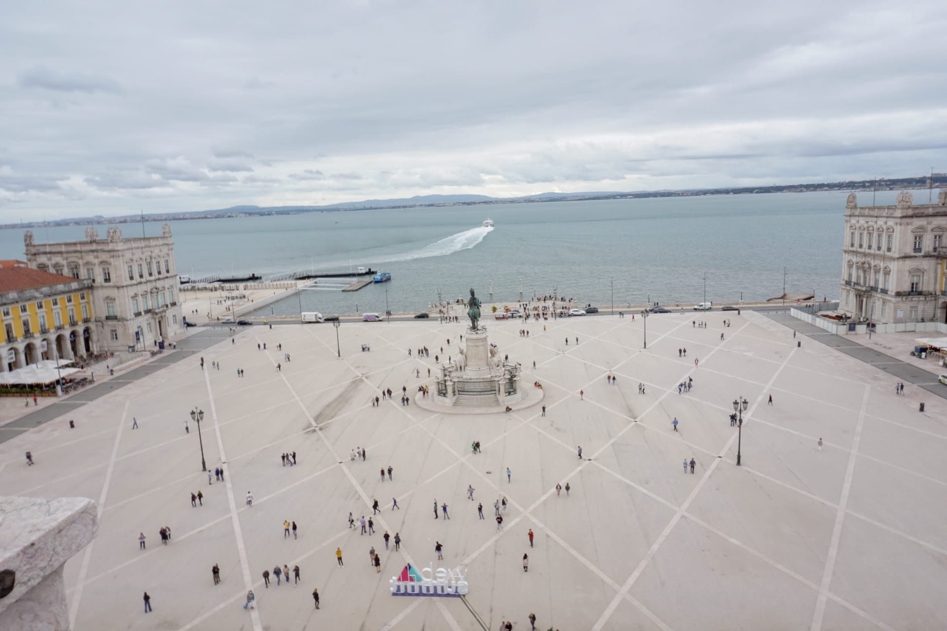 Výhled na jedno z nejkrásnějších náměstí v Lisabonu Praa do Comércio.