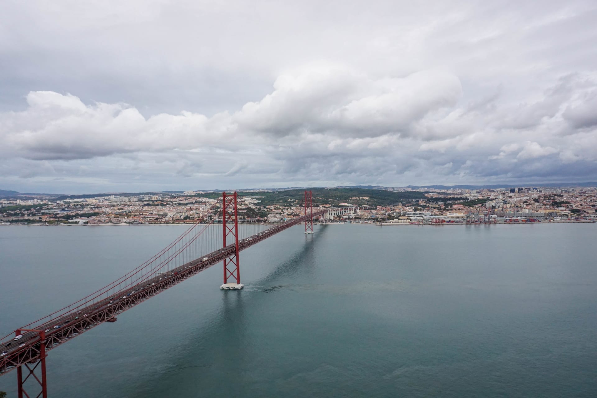 Ponte 25 de Abril neboli Most 25. dubna spojuje Lisabon a Almadu.