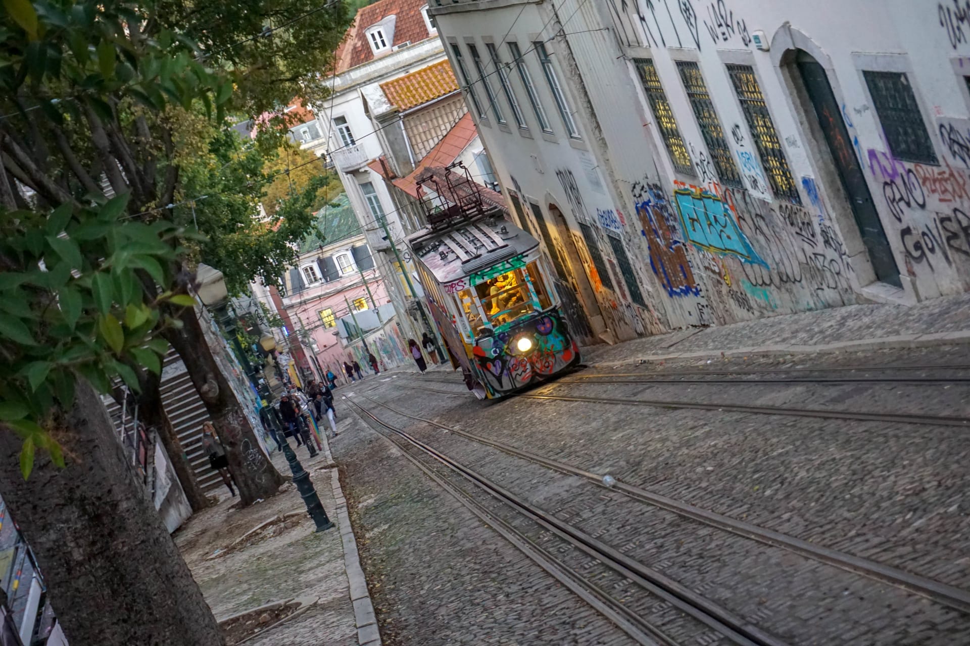 Ulicí Lisabonu se často projíždí historické a zcela funkční tramvaje. 