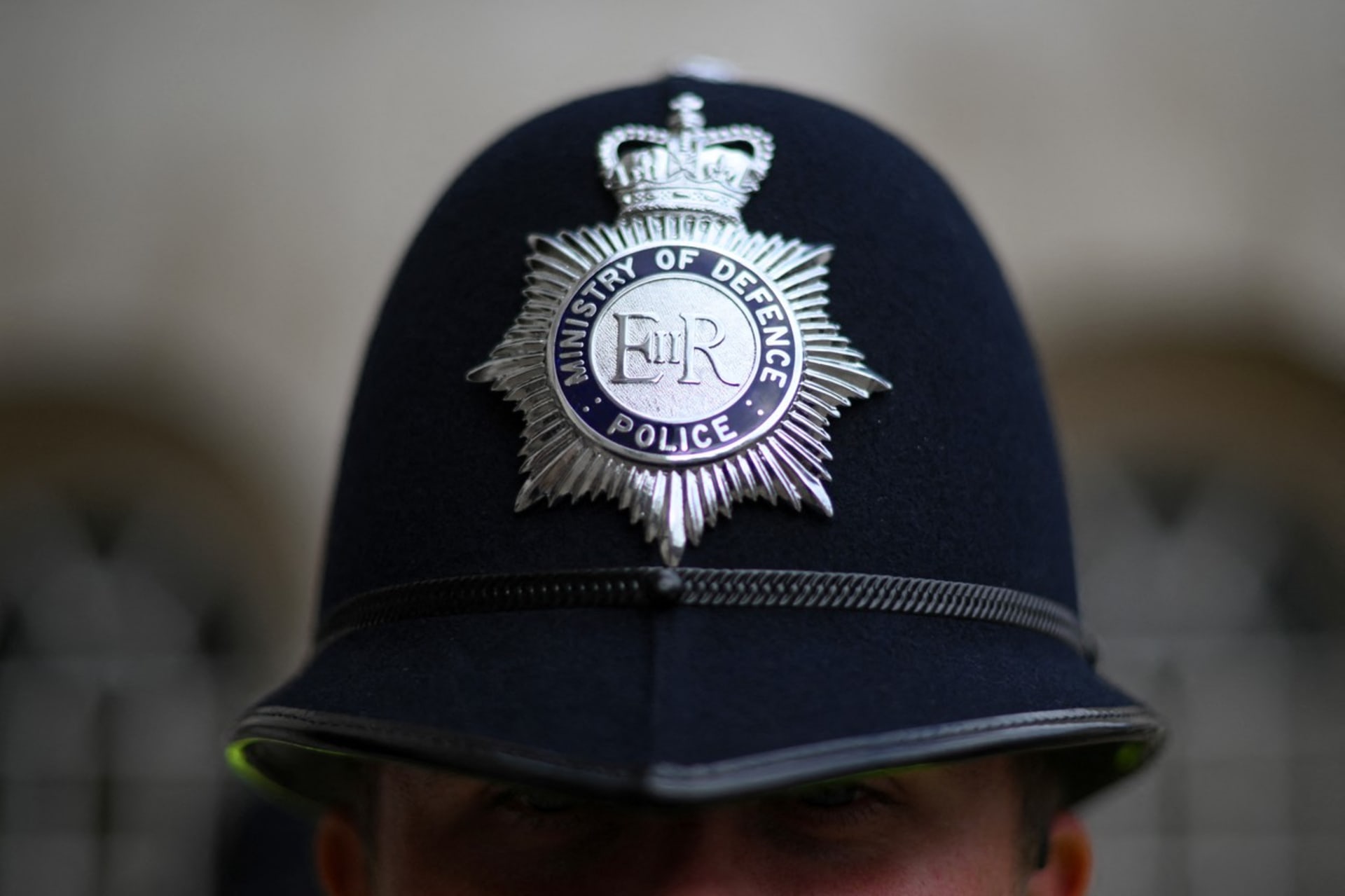 Královskou šifru Alžběty II. mají na helmách i uniformách všichni britští policisté.