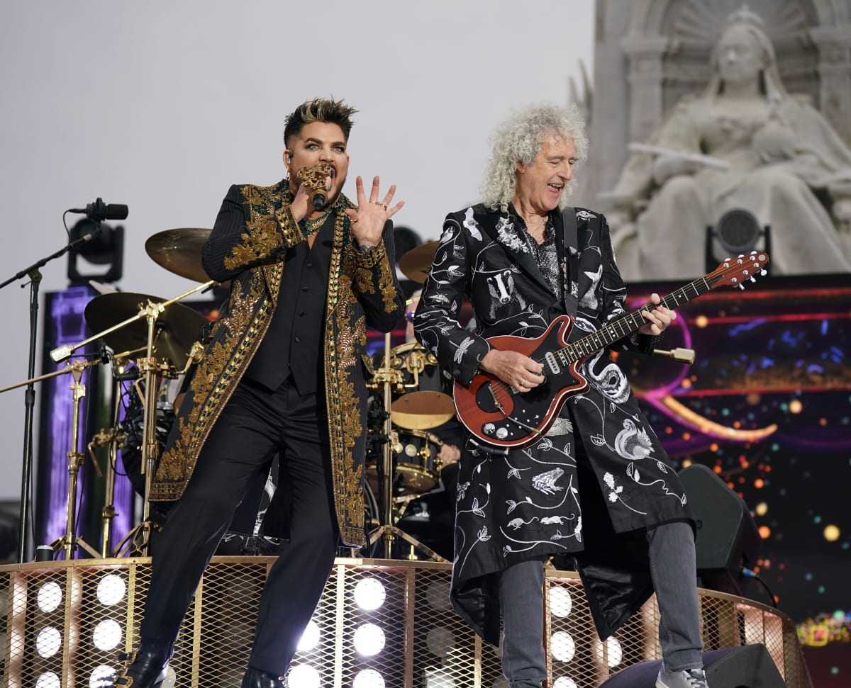Původní kytarista The Queen Brian May a zpěvák Adam Lambert během oslav královnina platinového jubilea.