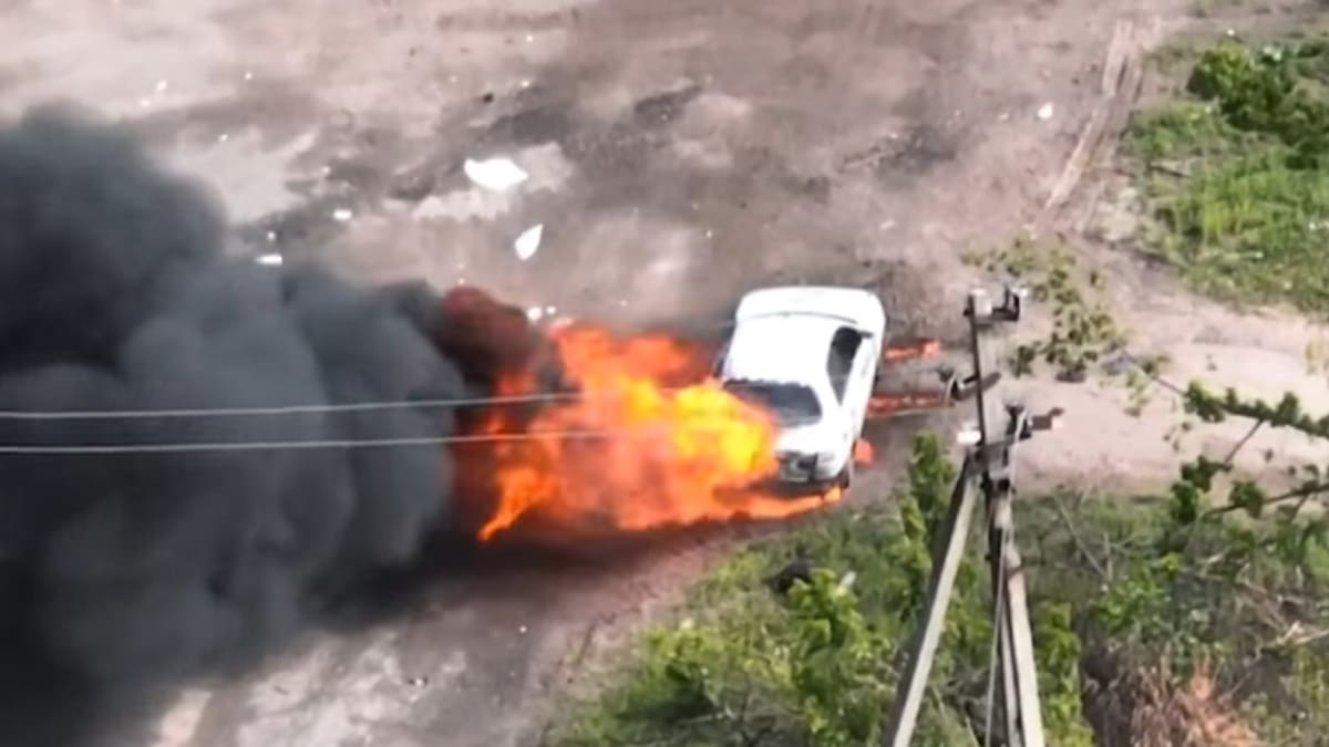 Rusové prchali v kradeném autě. Vozidlo zasáhla ukrajinská raketa.